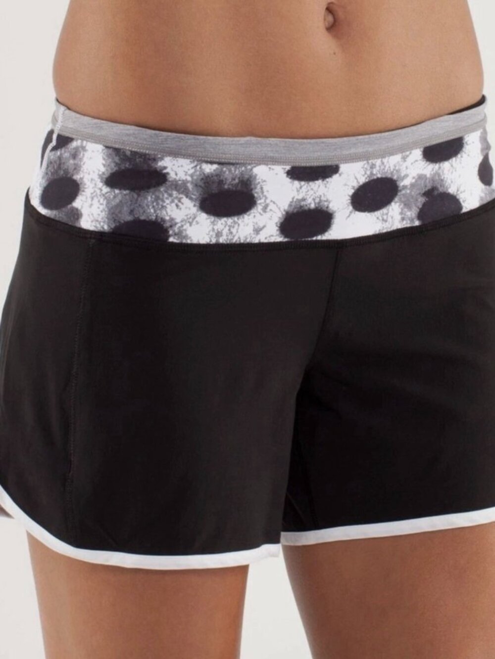 Lululemon Turbo Run Black & White Athletic Shorts 4 Seaside Dot Athletic Gym 4"
